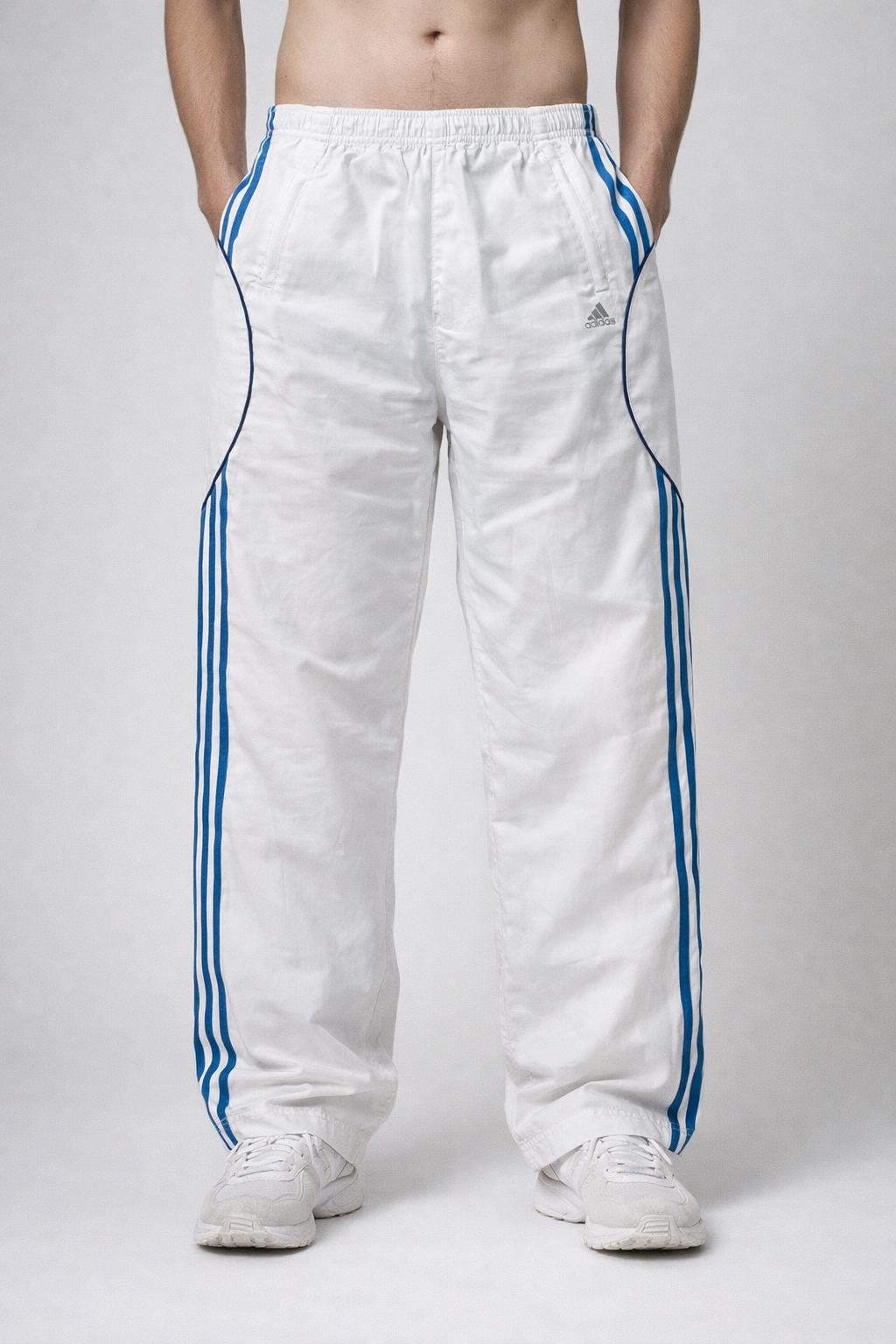 Adidas Trackpants Weiß mit blauen Streifen – Vintage Style (M)
