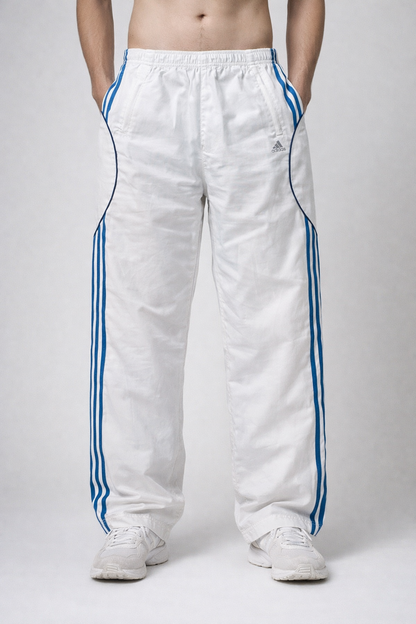 Adidas Trackpants Weiß mit blauen Streifen – Vintage Style (M)